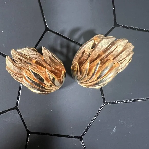 Vintage LISNER Gold Tone Screw Back Leaf Earings - Picture 2 of 5